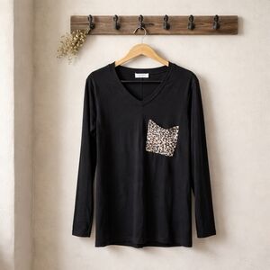 💙Zenana Size L. Black V-Neck Top with Leopard AccentTunic Length.